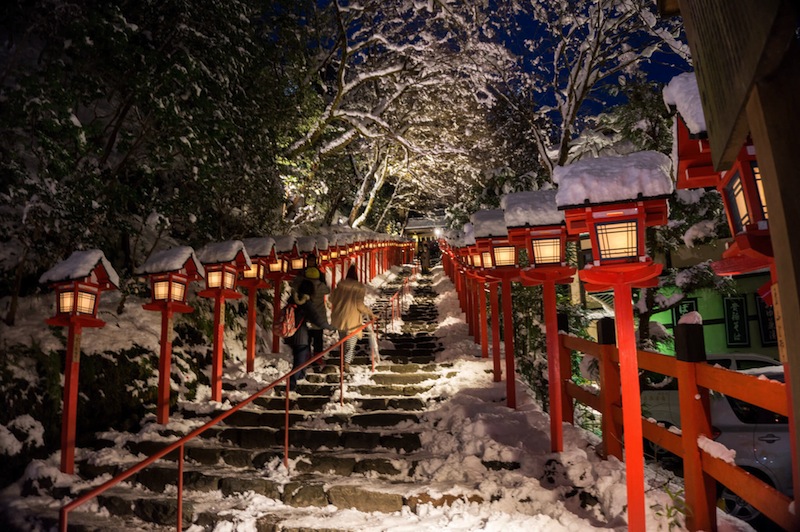 雪の貴船神社