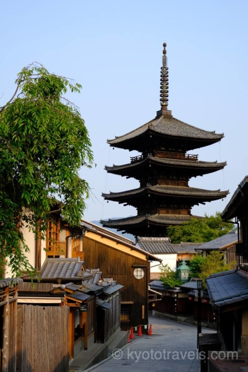 早朝 人のいない八坂の塔