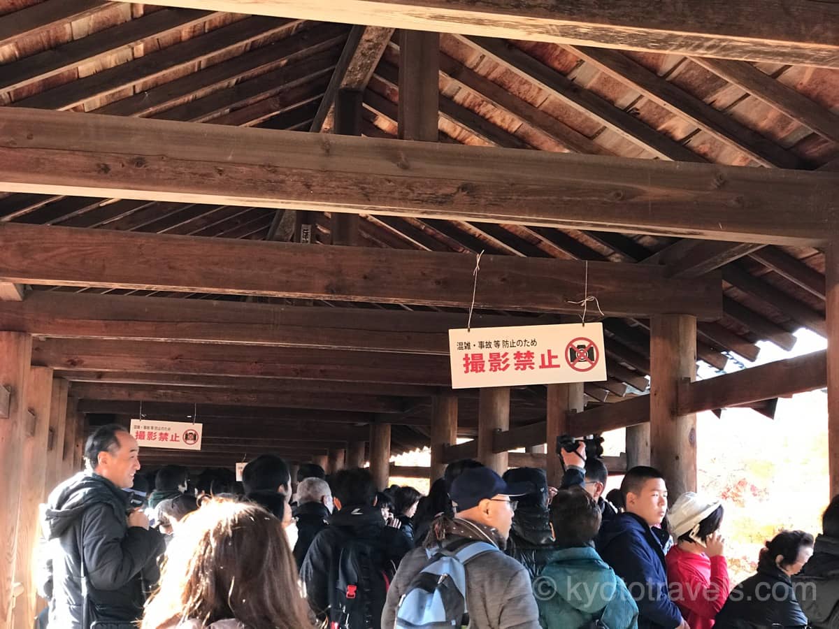 人でごった返す東福寺 通天橋の上