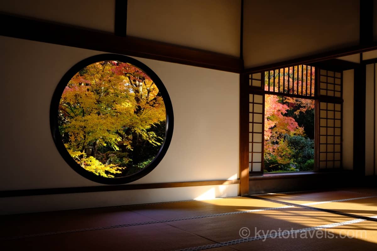 紅葉に朝日の差し込む源光庵の丸い窓と四角い窓