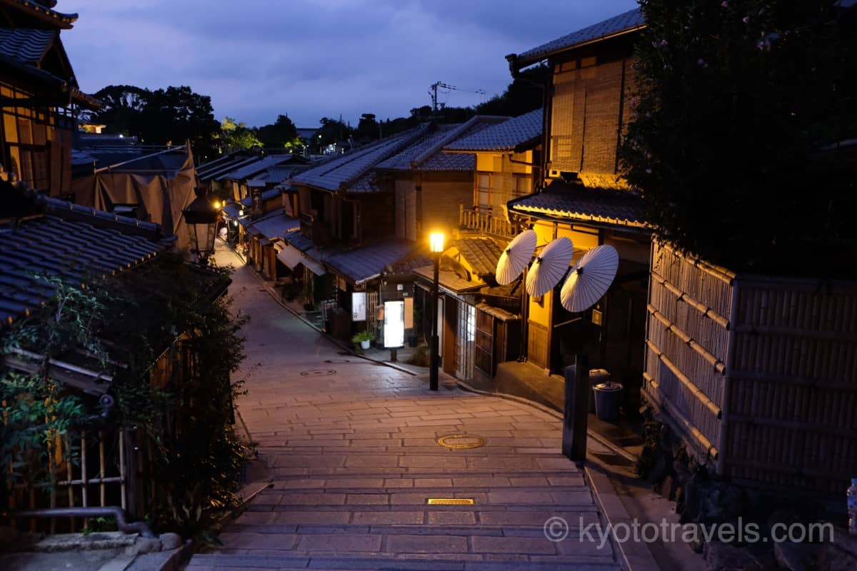 灯りに照らされた二寧坂