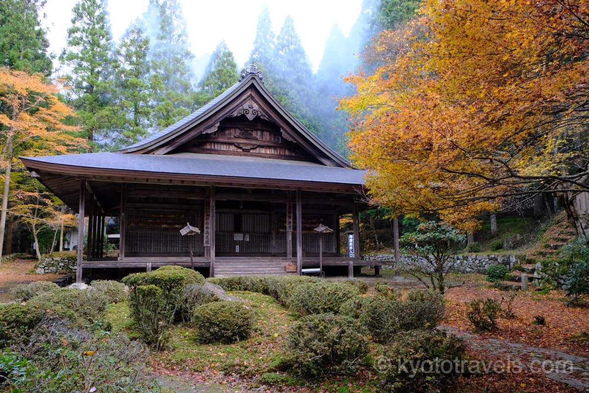 来迎院 紅葉と本堂