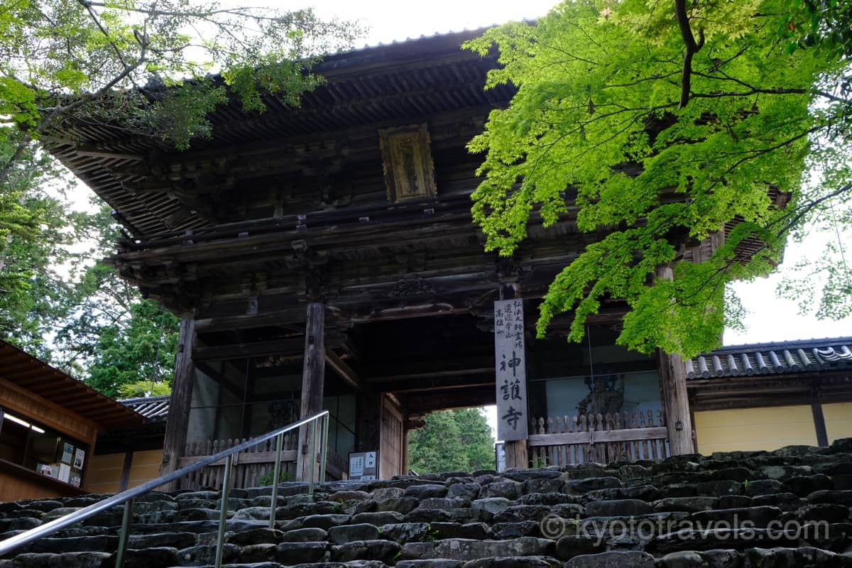 神護寺 楼門と新緑