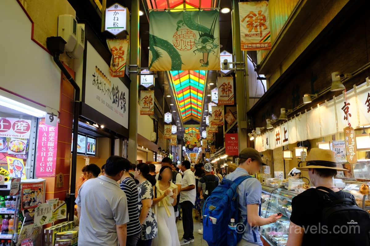 混雑する錦市場