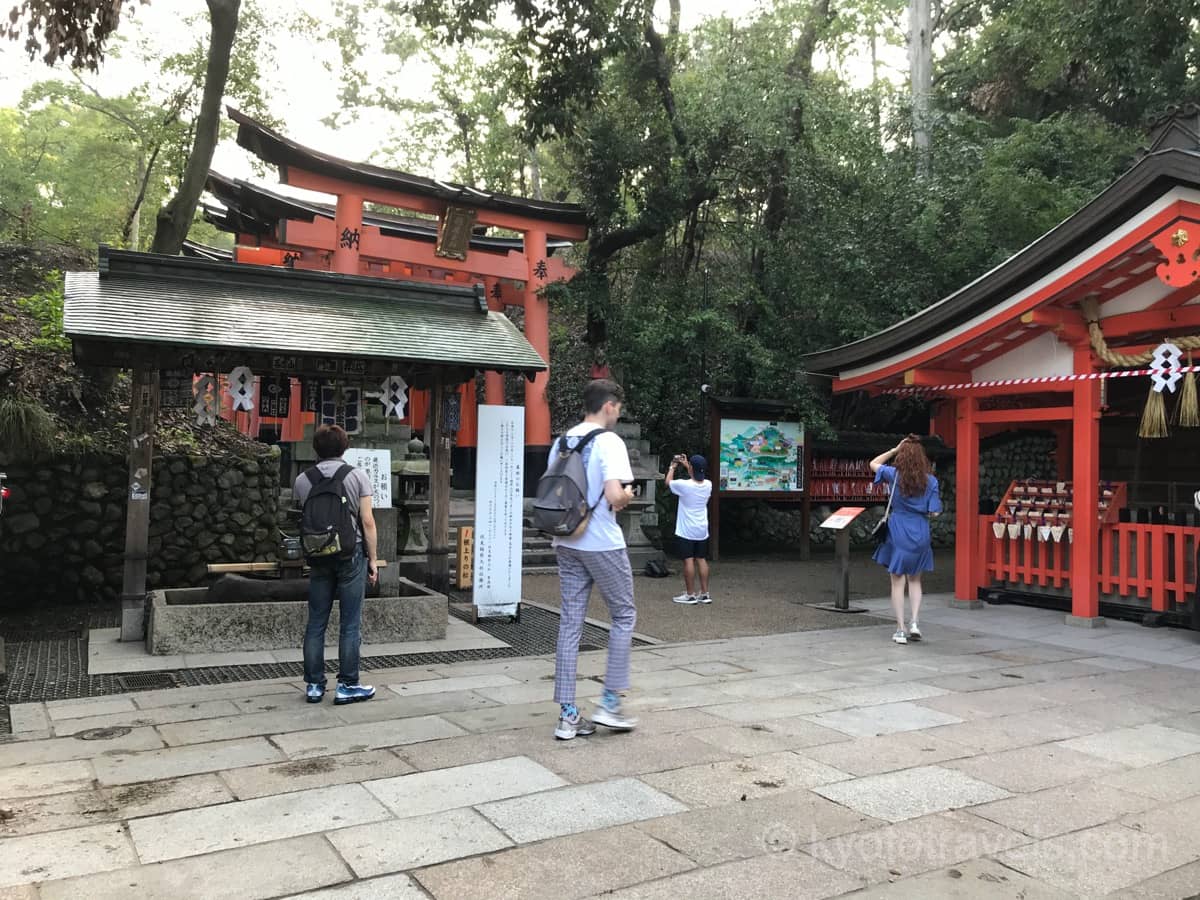 朝六時頃の伏見稲荷大社